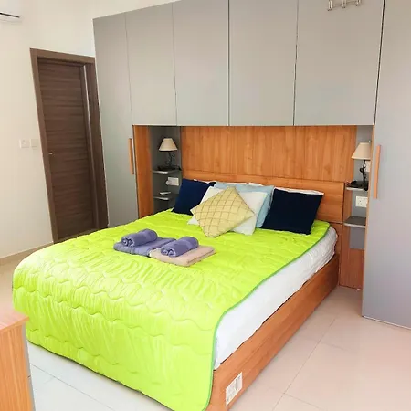 Modern In Centre Of Apartment *