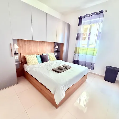 Modern In Centre Of דירה