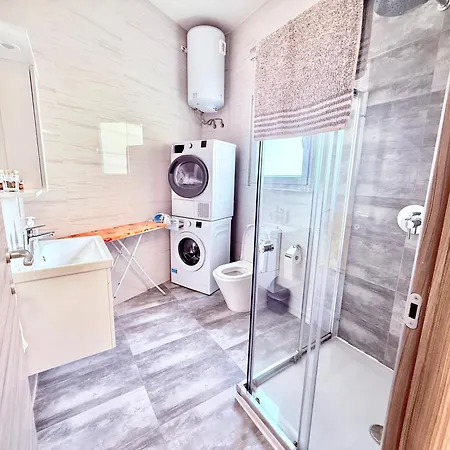 Modern In Centre Of Lejlighed