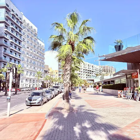 Modern In Centre Of דירה