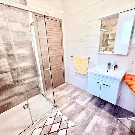 Modern In Centre Of Lejlighed